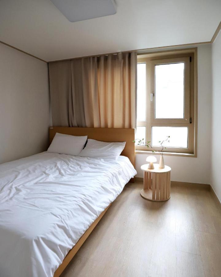 Modern 2 Bedroom 2 Bed 1-bathroom For Rent In Gangnam Seou Apartment Seoul
