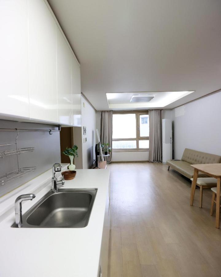 Apartment Modern 2 Bedroom 2 Bed 1-bathroom For Rent In Gangnam Seou Seoul