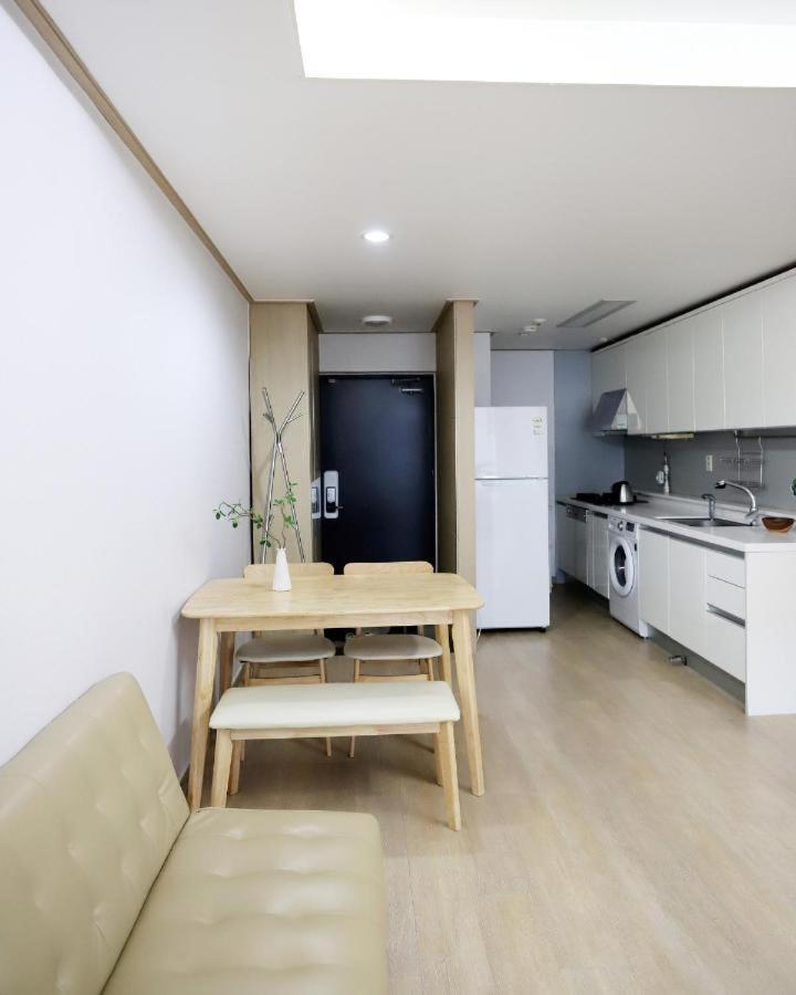 Apartment Modern 2 Bedroom 2 Bed 1-bathroom For Rent In Gangnam Seou