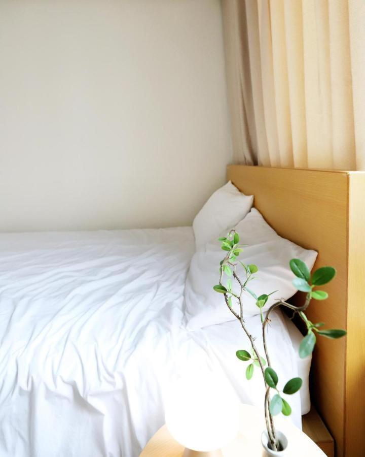 Modern 2 Bedroom 2 Bed 1-bathroom For Rent In Gangnam Seou Apartment *