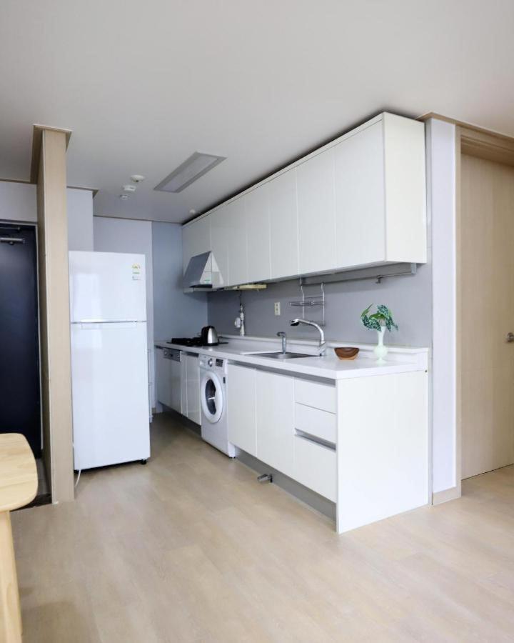 Modern 2 Bedroom 2 Bed 1-bathroom For Rent In Gangnam Seou Apartment Seoul