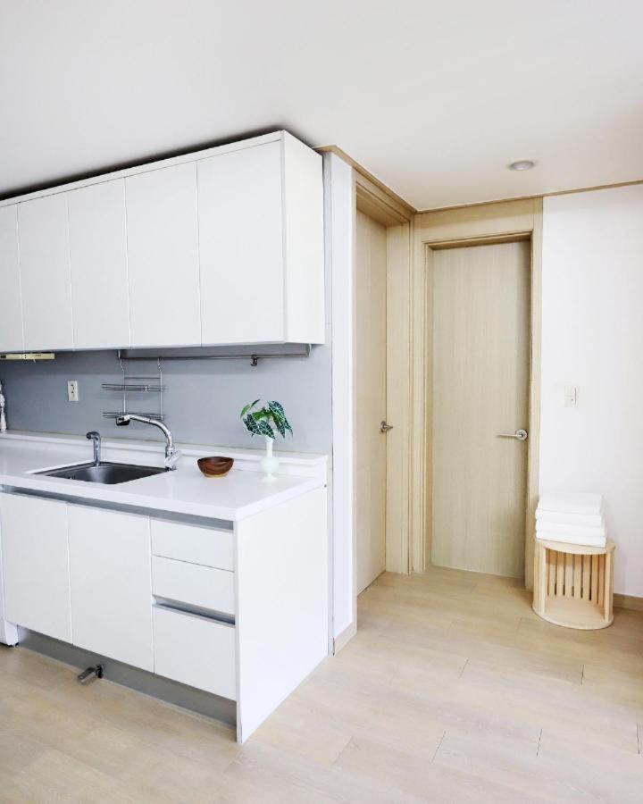 Modern 2 Bedroom 2 Bed 1-bathroom For Rent In Gangnam Seou Apartment Seoul