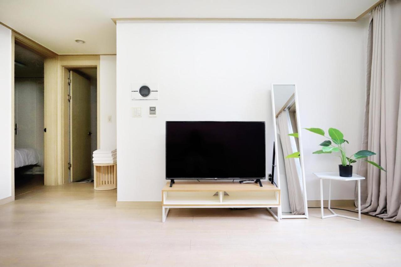 Apartment Modern 2 Bedroom 2 Bed 1-bathroom For Rent In Gangnam Seou Seoul