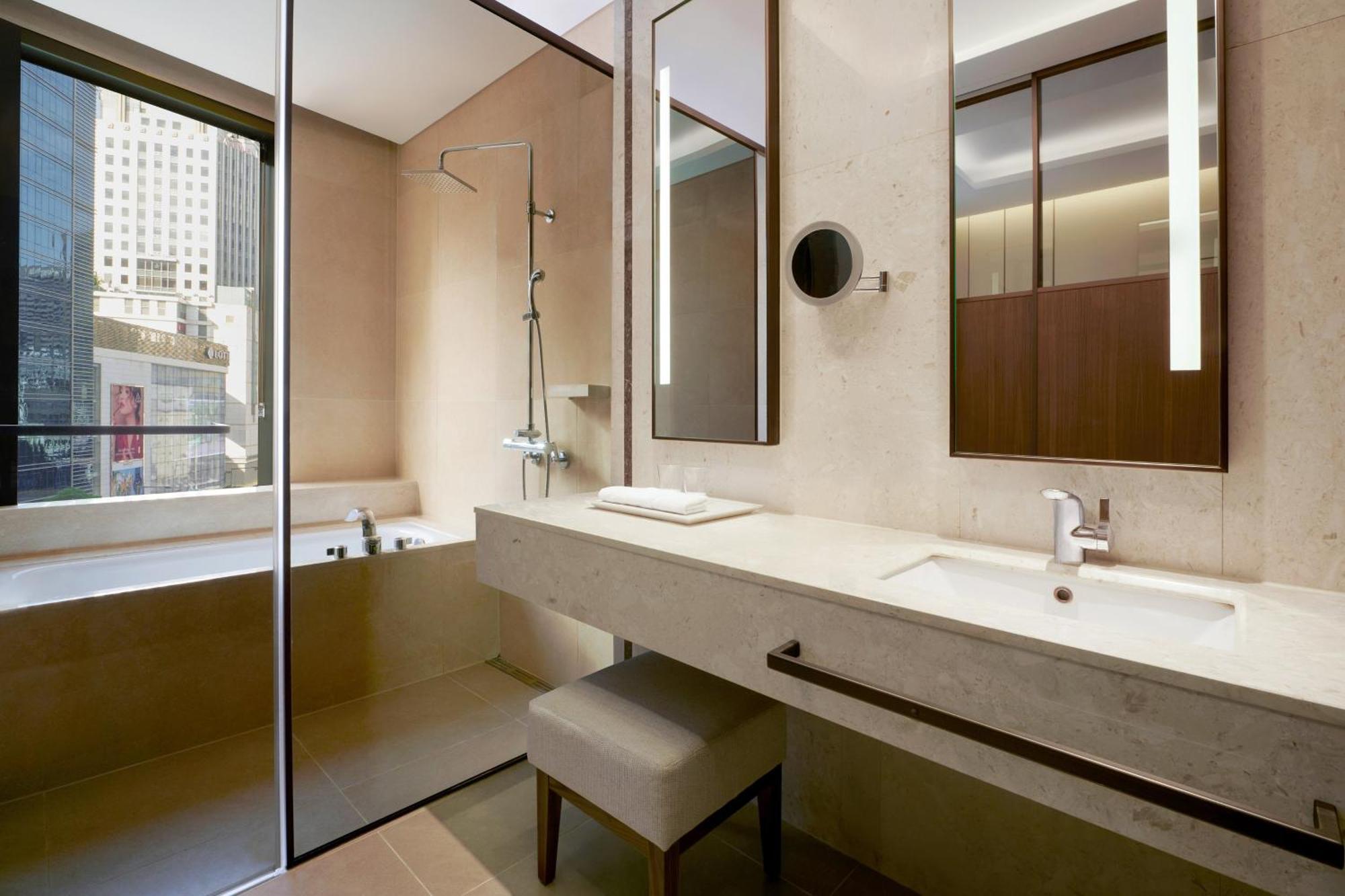 Aloft Myeongdong 4*