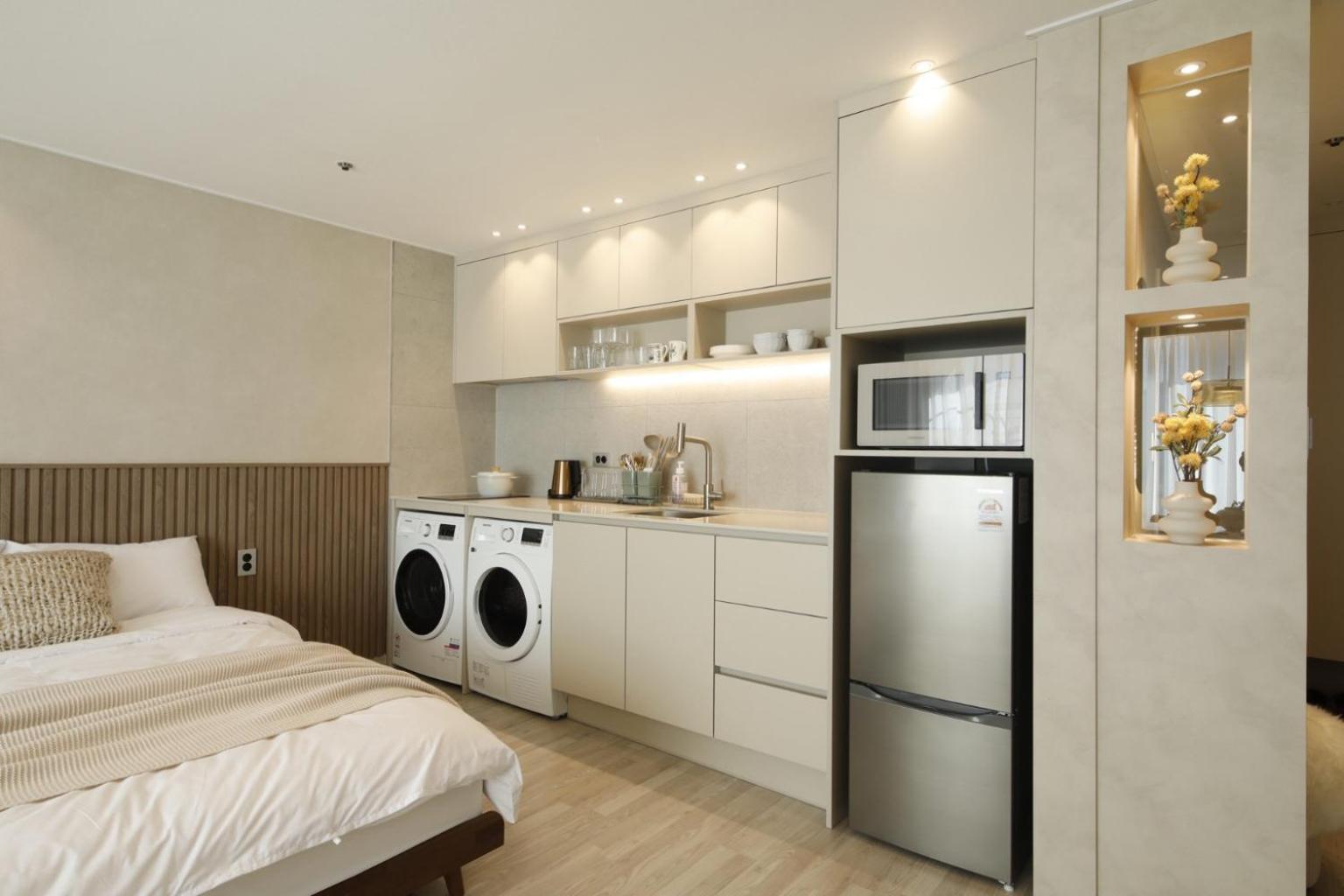 Hongdae St10, Wide,bright & Stylish House Seoul