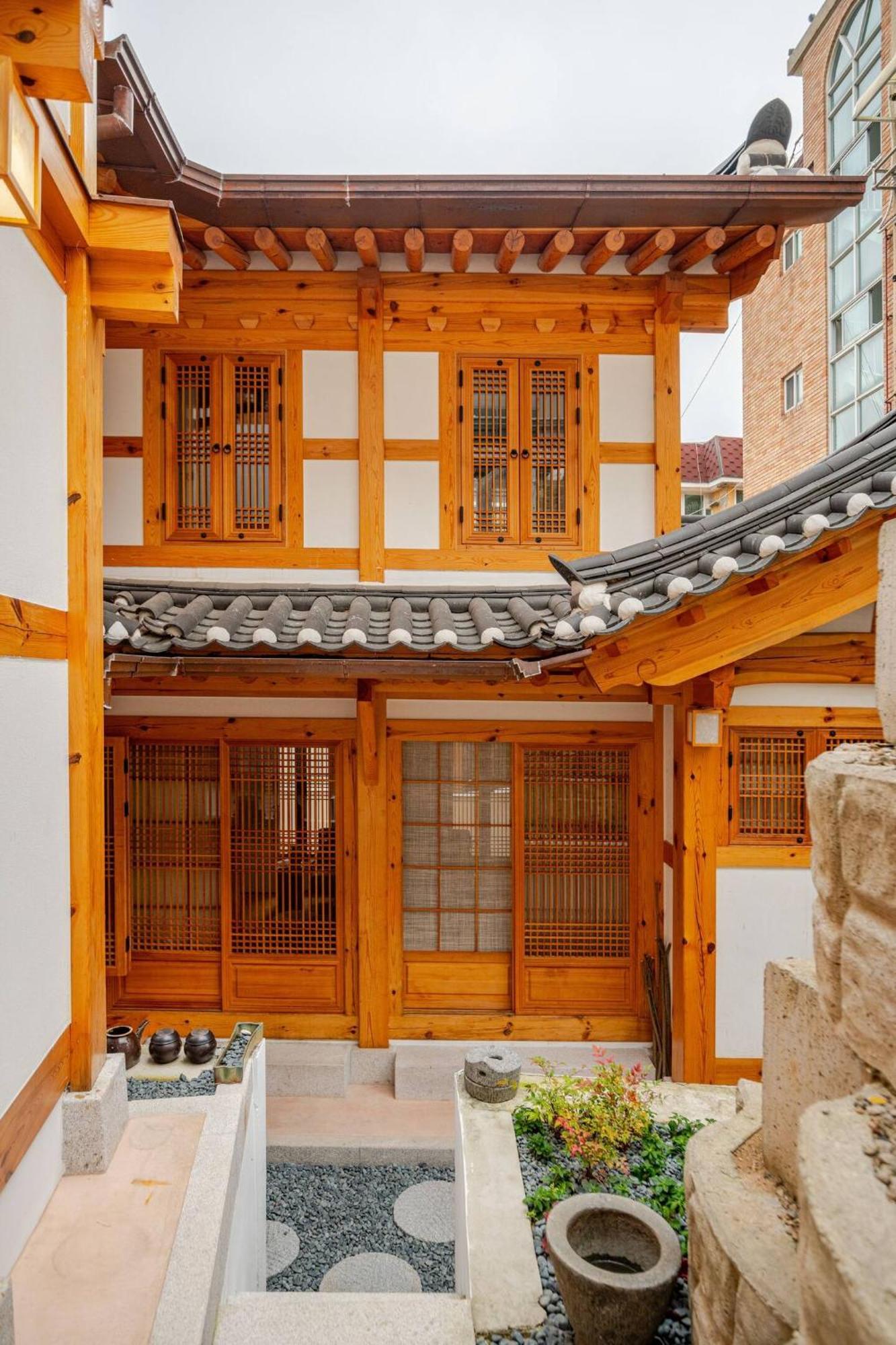 Numaru Two Exclusive Entire Hanoks In Seochon Villa *