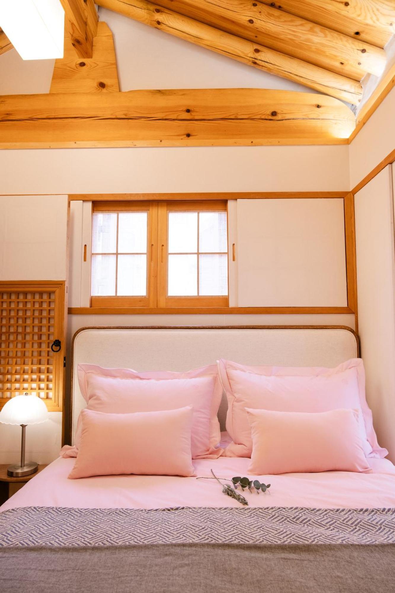 Villa Numaru Two Exclusive Entire Hanoks In Seochon