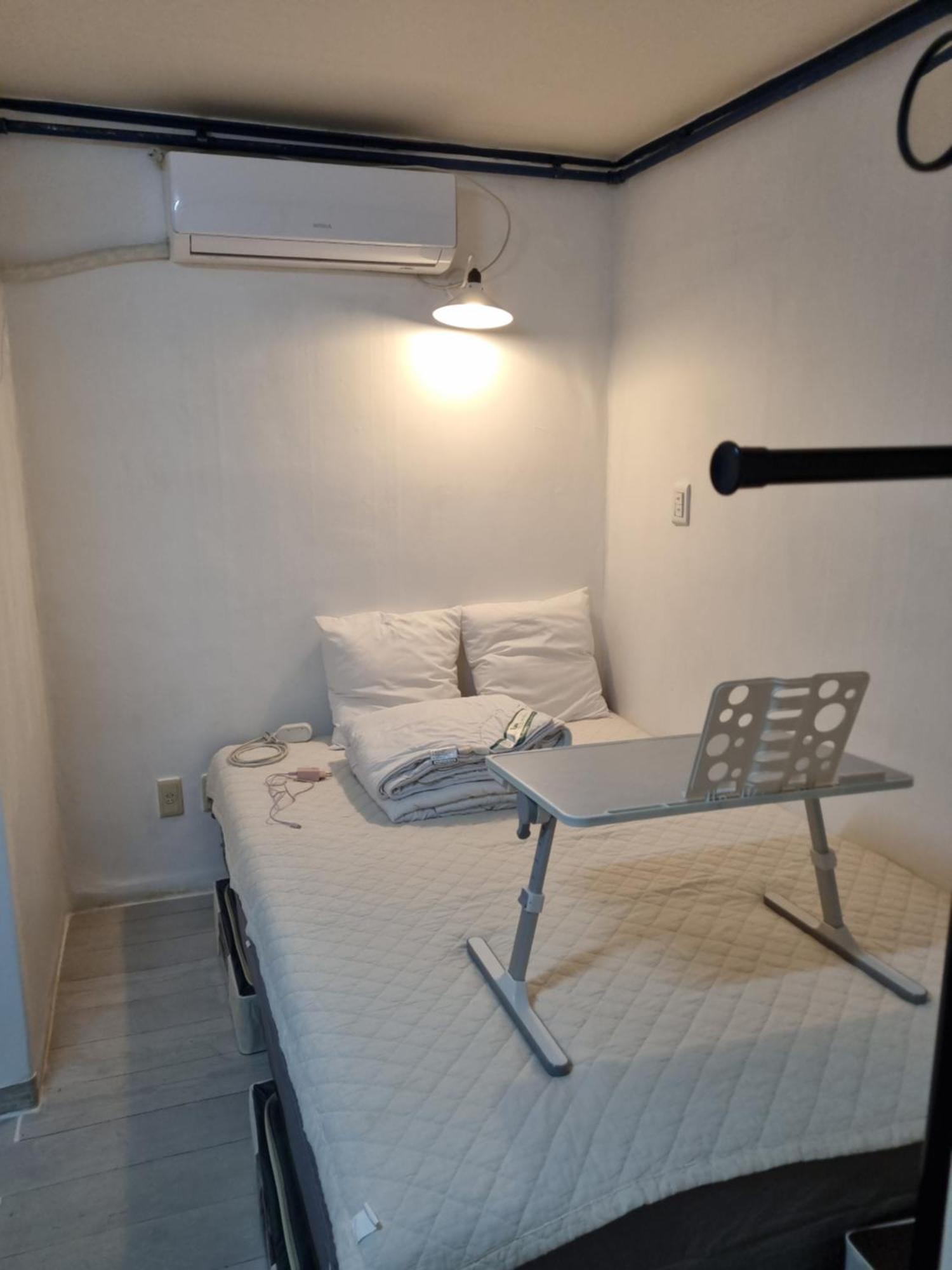 Apartment One In Front Of The Hongik Seoul