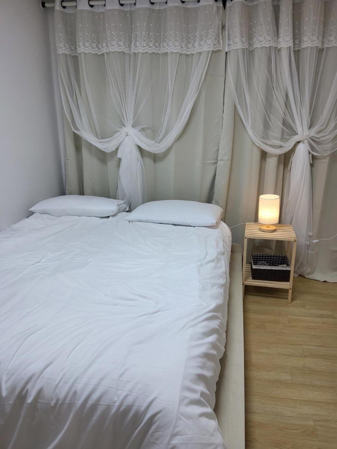 Comfort House 2 Bed Hwagok Station 4minutes Gimpo Airport 10 Minutes Apartment