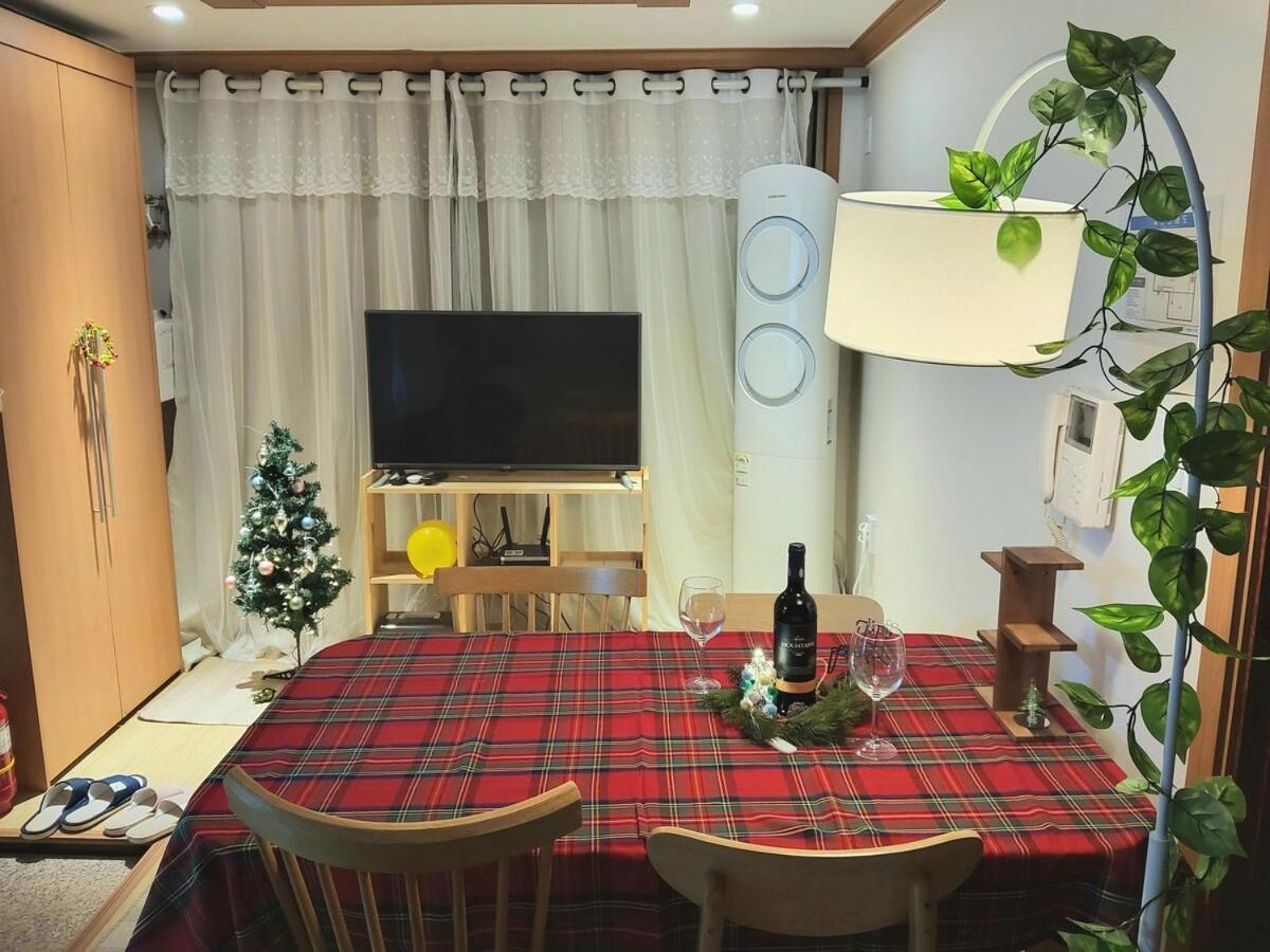Comfort House 2 Bed Hwagok Station 4minutes Gimpo Airport 10 Minutes Apartment Seoul