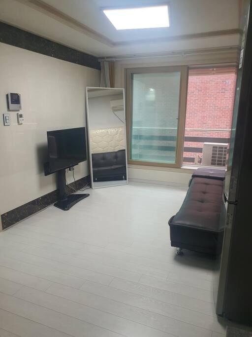 Pousada Convenient Location 3-person With Living And 2 Bedrooms, 600 Meters From Bogukmun Station, 5 Stops To Snu Bundang Hospital, Close To Korea