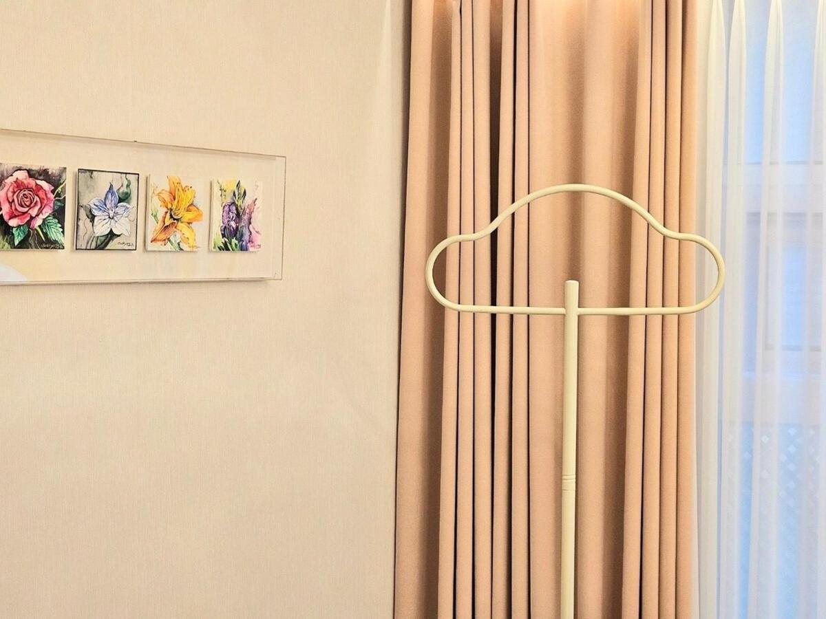 Hongdae 5 Minutes, Sangsu Station 2 Minutes, Maximum 6 People, 3 Queen Beds, Free Luggage Storage Apartment *