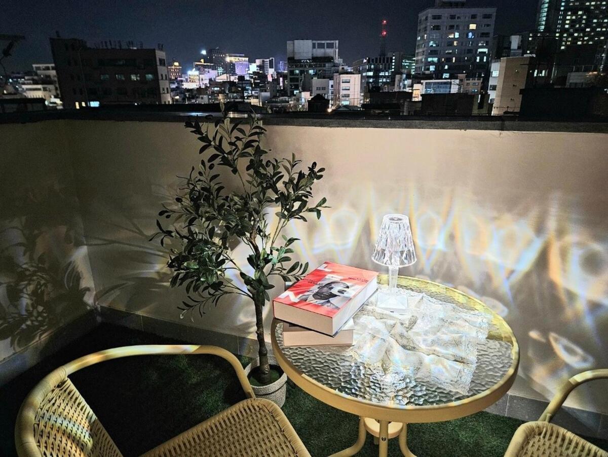 Hongdae 5 Minutes, Sangsu Station 2 Minutes, Maximum 6 People, 3 Queen Beds, Free Luggage Storage *