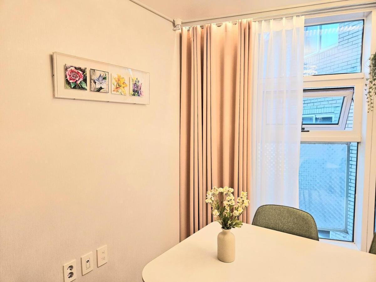 Hongdae 5 Minutes, Sangsu Station 2 Minutes, Maximum 6 People, 3 Queen Beds, Free Luggage Storage * Seoul