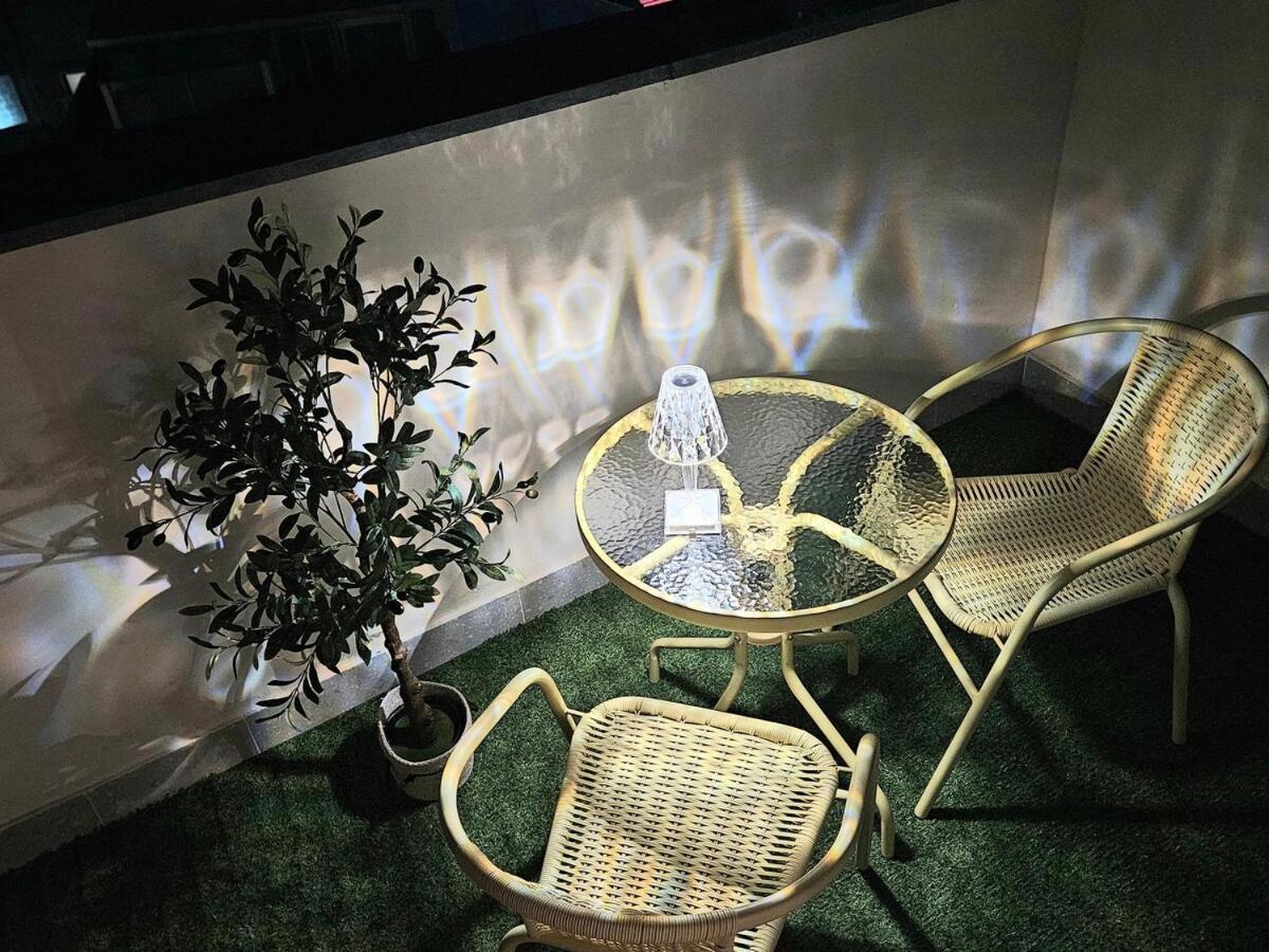 Hongdae 5 Minutes, Sangsu Station 2 Minutes, Maximum 6 People, 3 Queen Beds, Free Luggage Storage Seoul