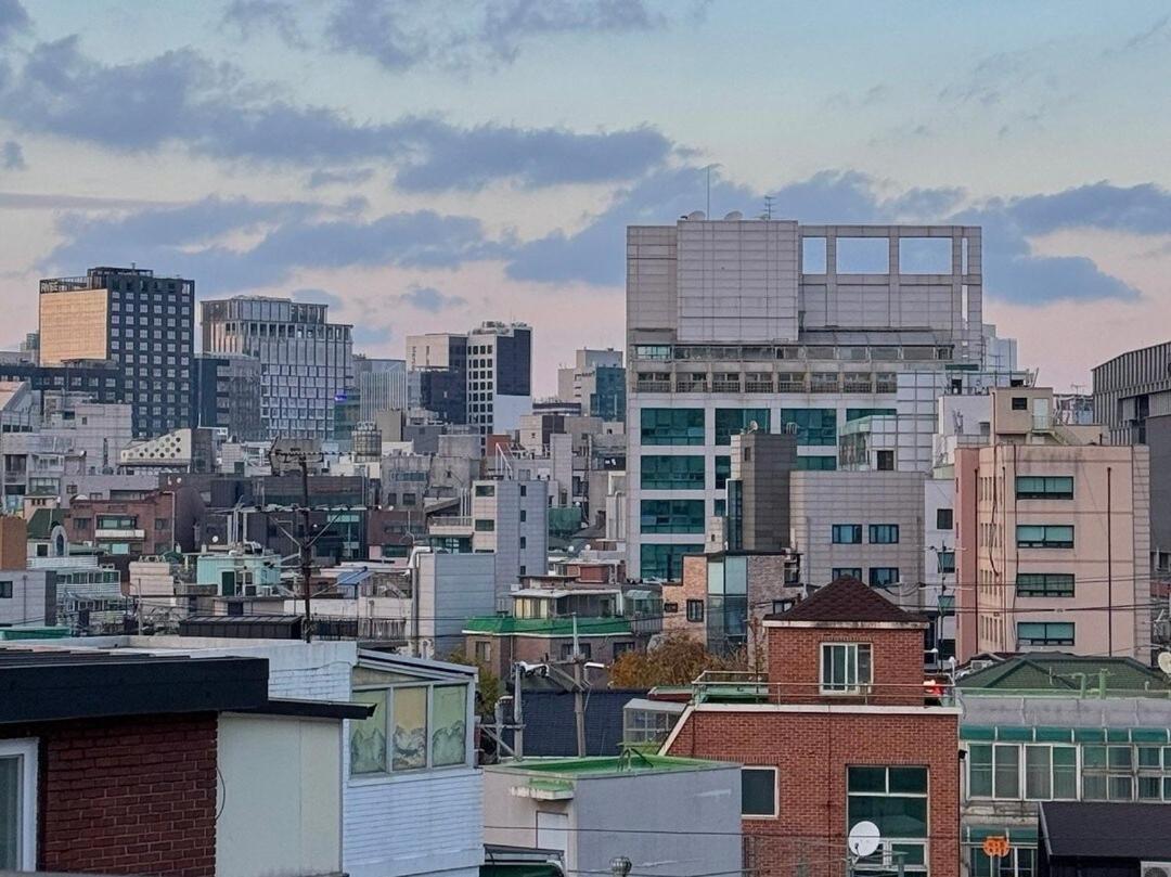 Apartment Hongdae 5 Minutes, Sangsu Station 2 Minutes, Maximum 6 People, 3 Queen Beds, Free Luggage Storage