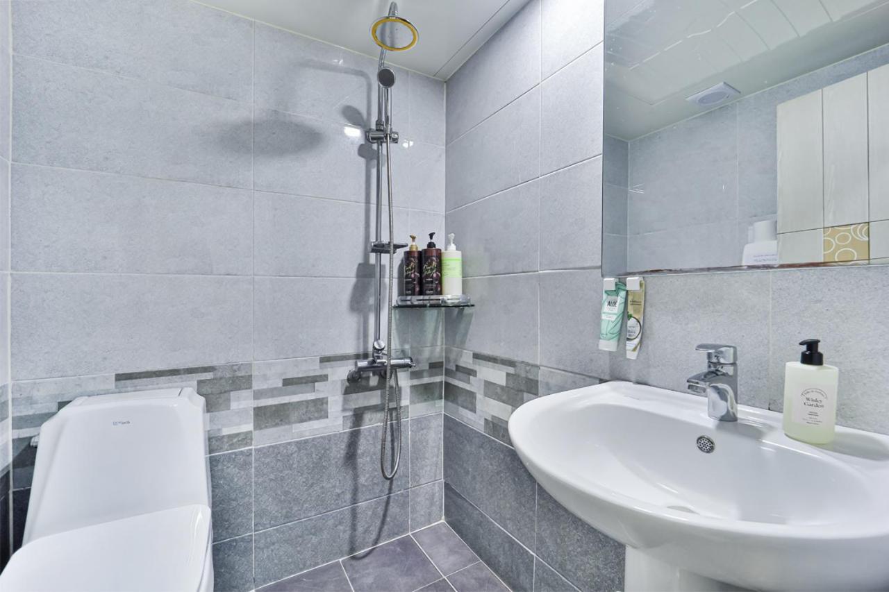 #hongdae 20min #gangnam 18min #sillim 3min #freeparking #airport Bus 5min Guest house