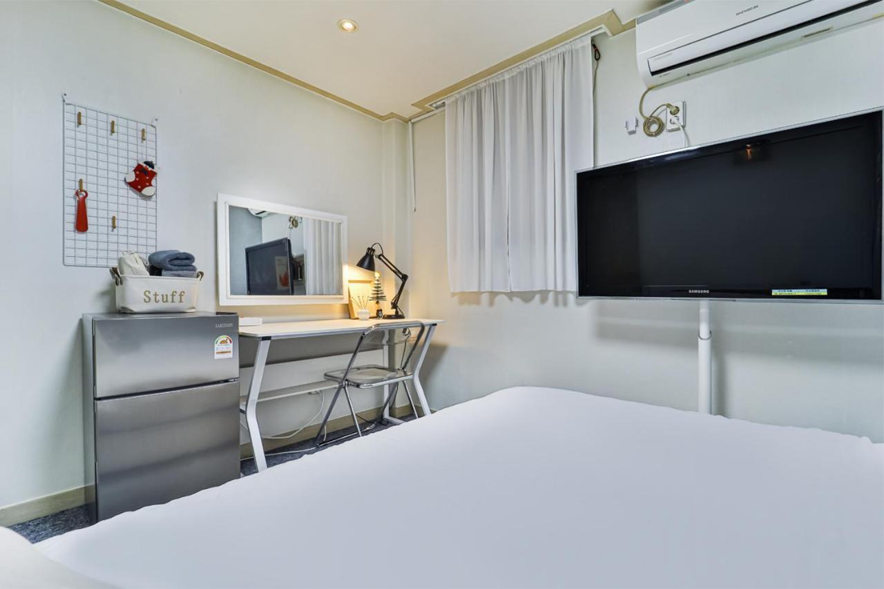 #hongdae 20min #gangnam 18min #sillim 3min #freeparking #airport Bus 5min Guest house Seoul