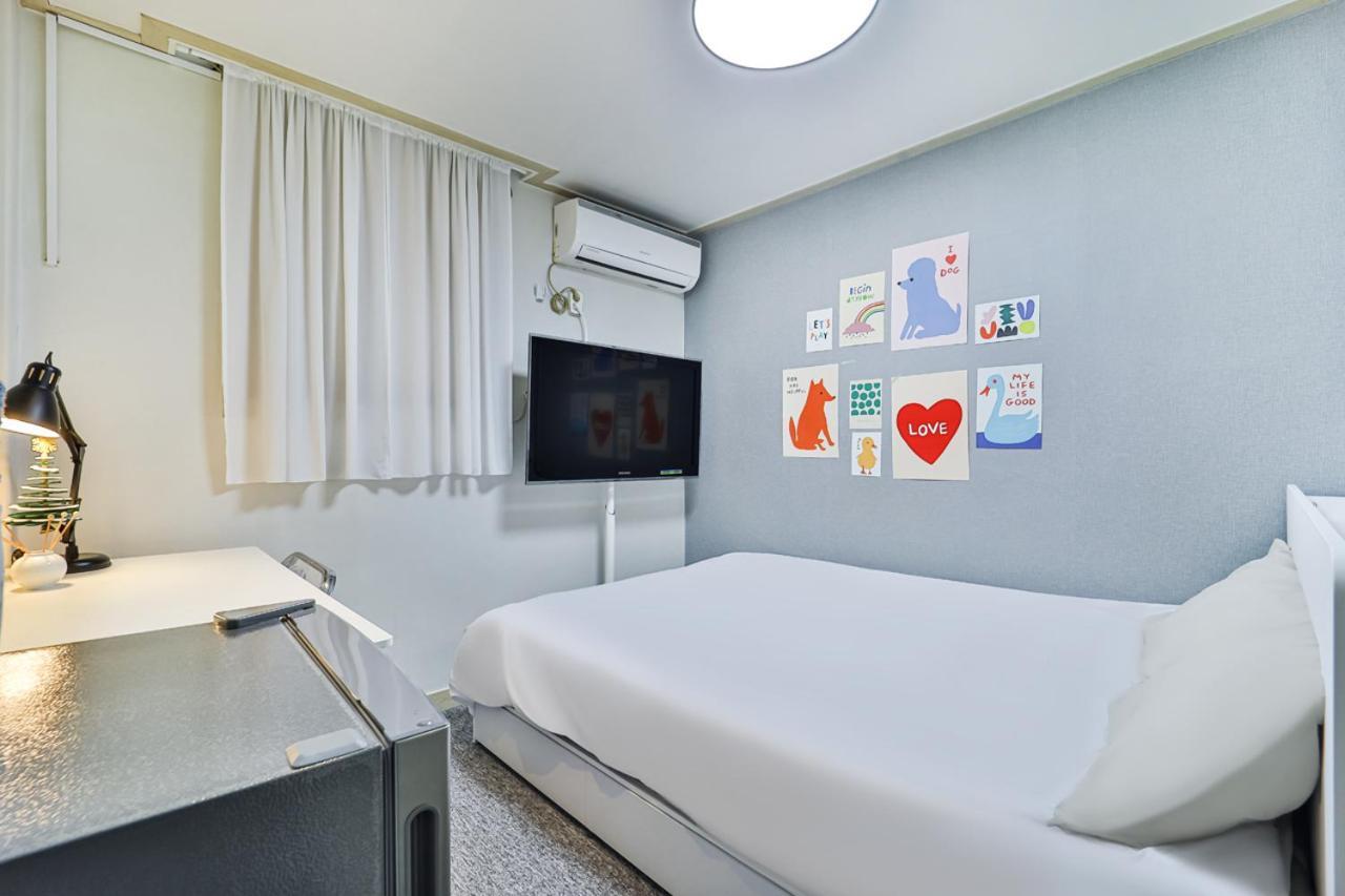 #hongdae 20min #gangnam 18min #sillim 3min #freeparking #airport Bus 5min Guest house Seoul