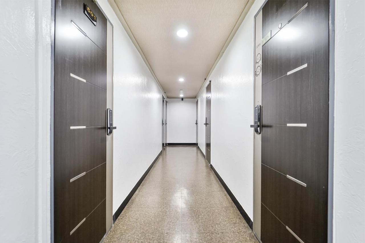 Guest house #hongdae 20min #gangnam 18min #sillim 3min #freeparking #airport Bus 5min Seoul