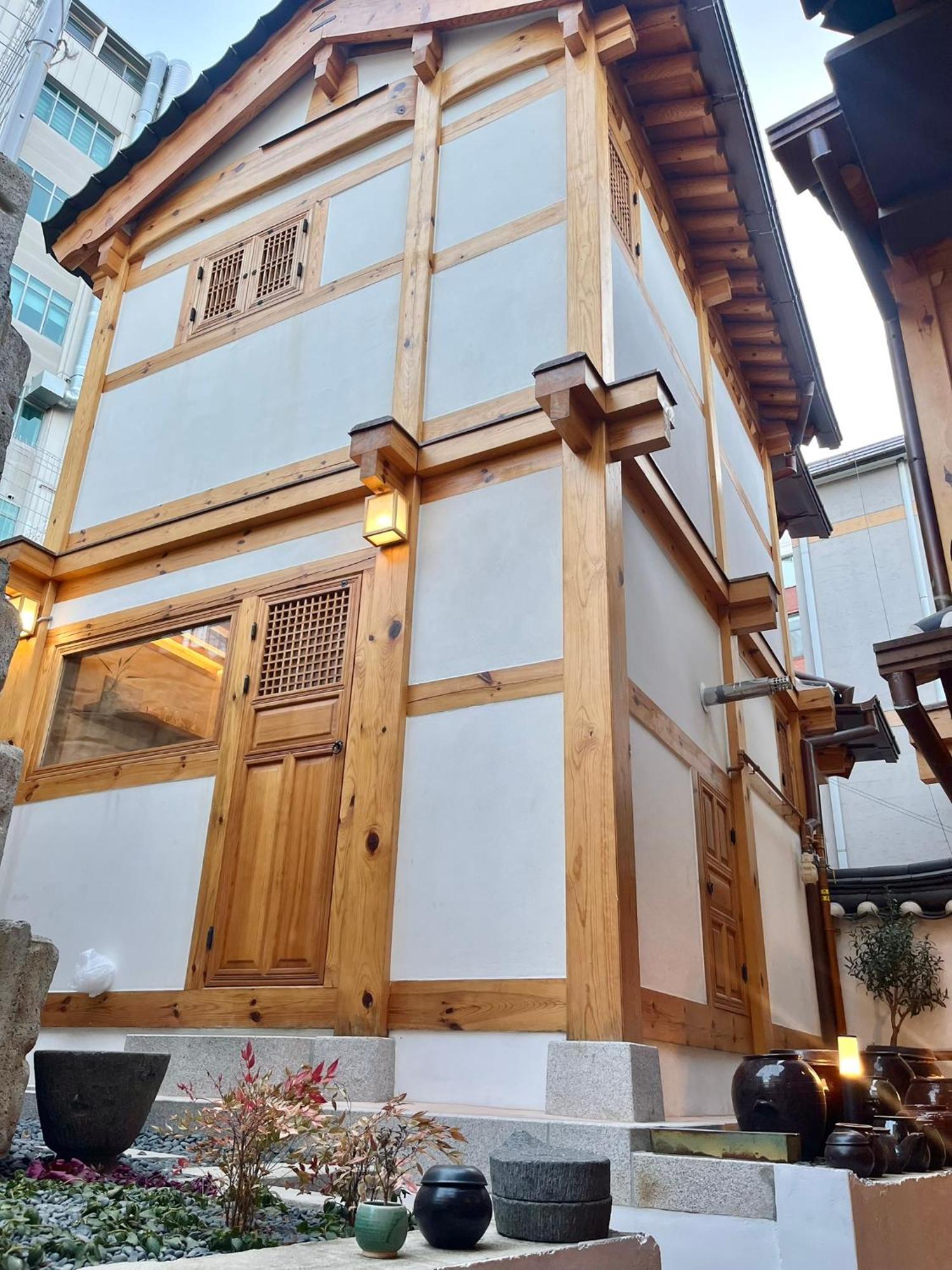 Villa Numaru Two Exclusive Entire Hanoks In Seochon Seoul