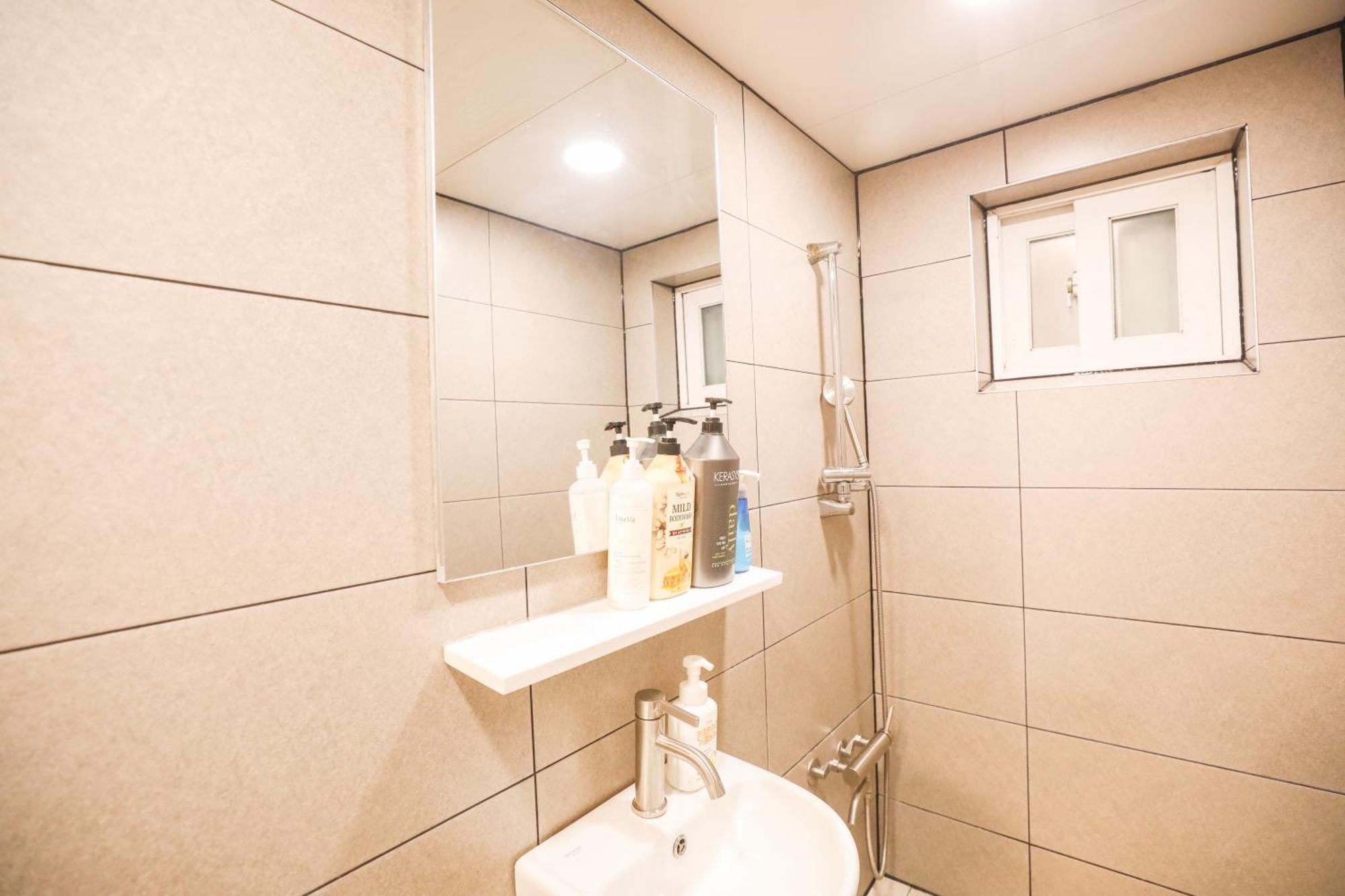 Apartment Hongik Univ Station Greenery Terrace House *