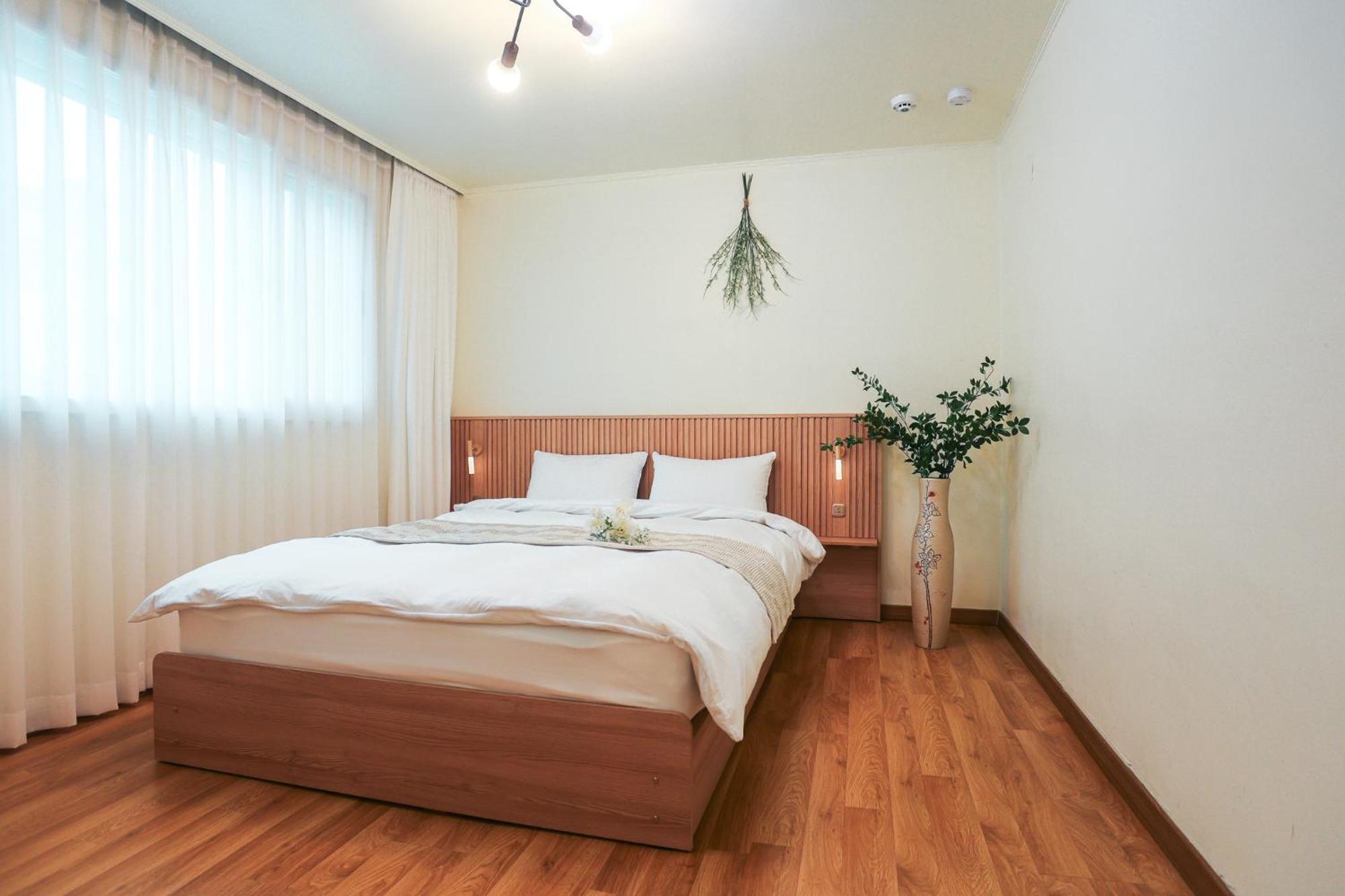 Apartment Travel And Live In A Sunny House Up To 10 Hongdae *