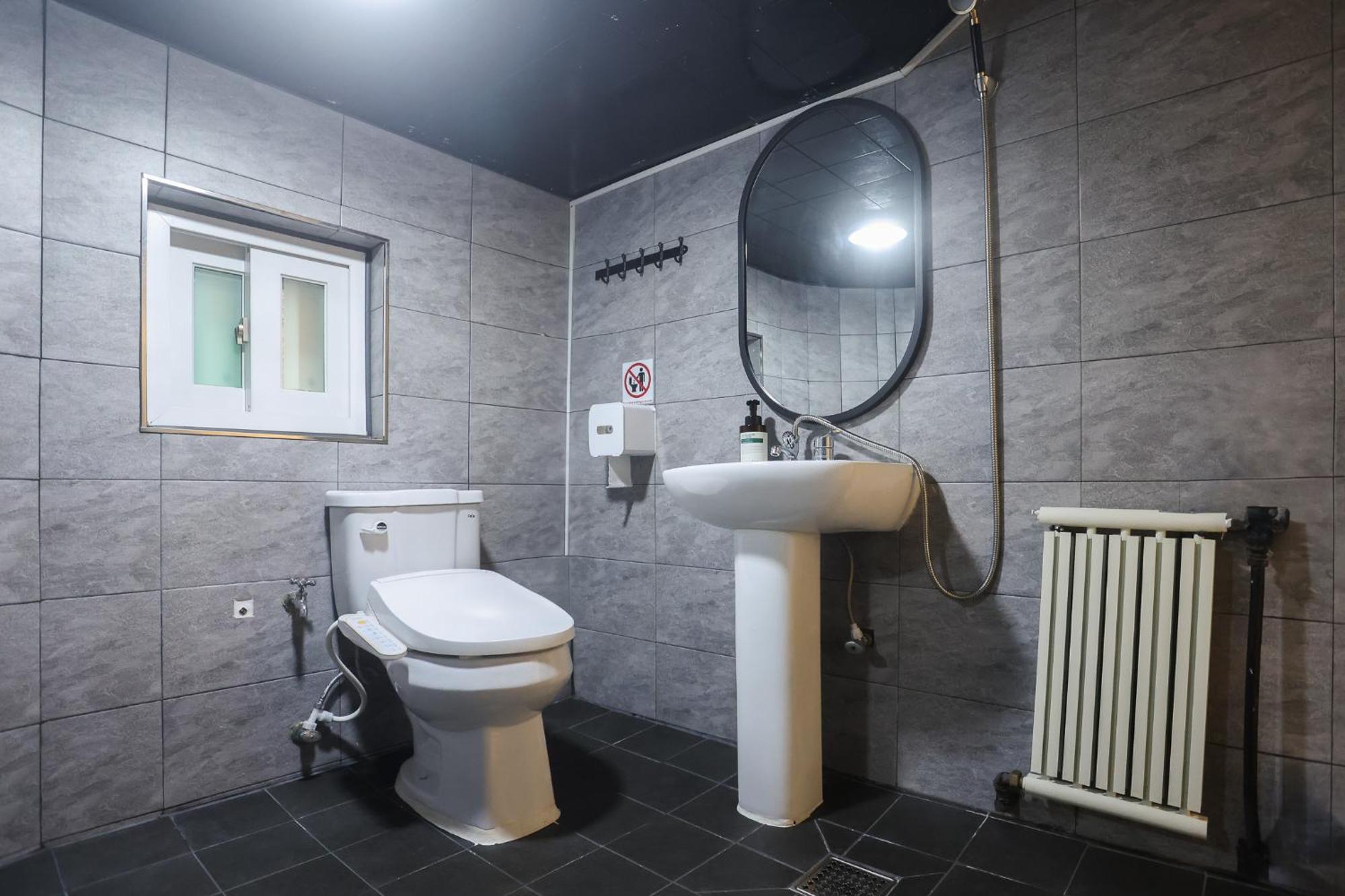 Travel And Live In A Sunny House Up To 10 Hongdae Apartment Seoul