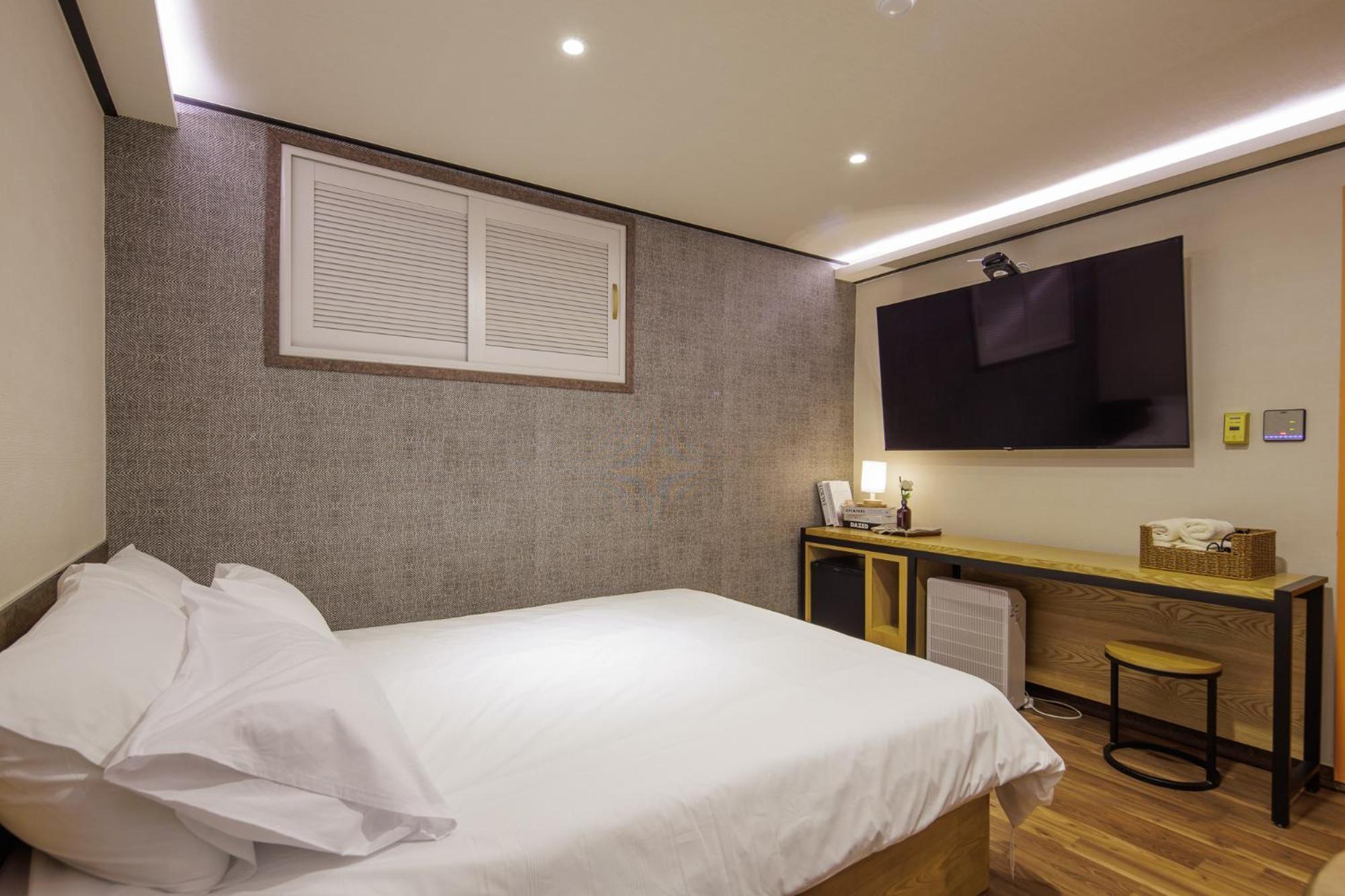 Lebrown Hotel *