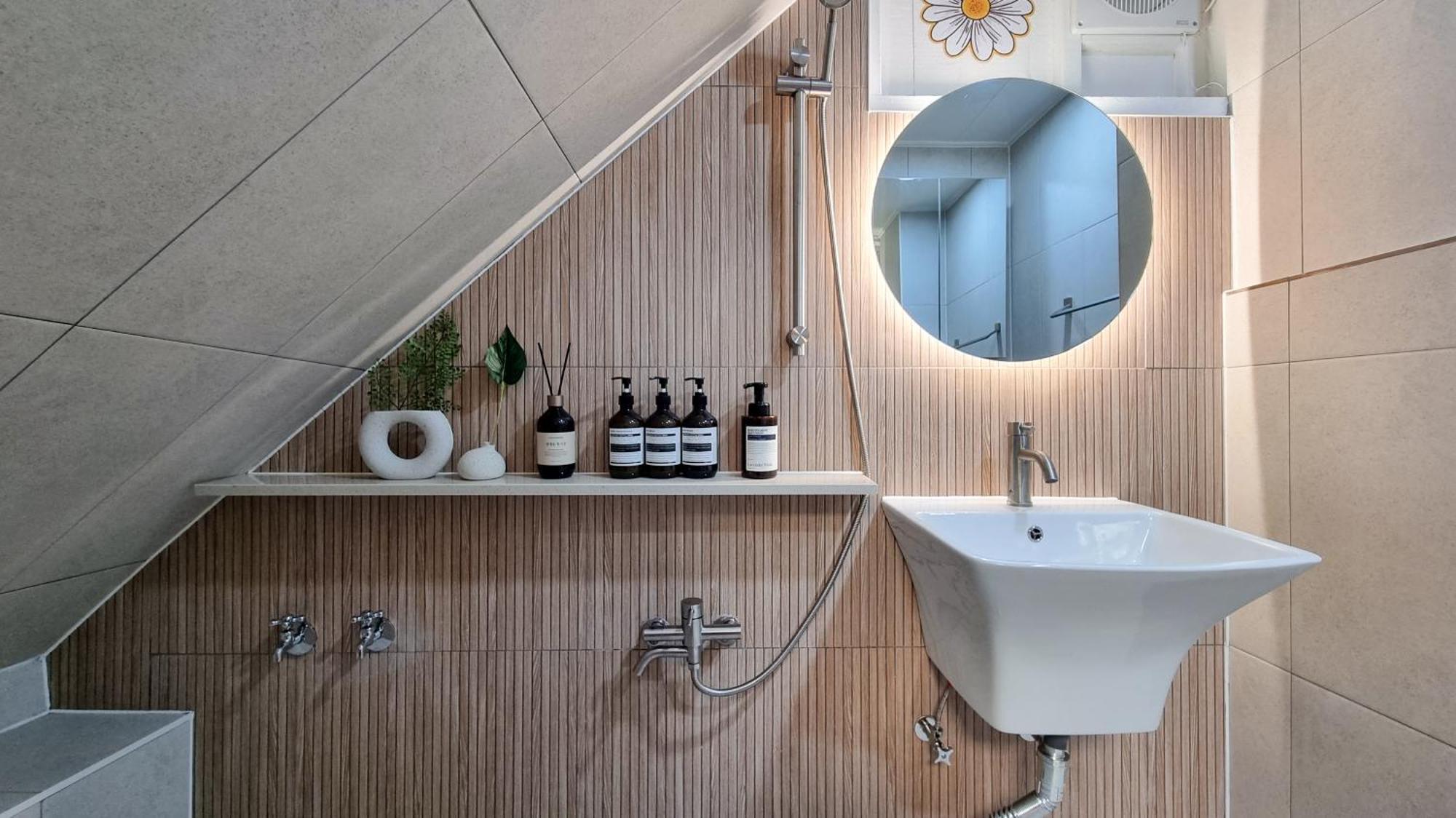 July & August, Hongdae, 3min To Hapjeong Stn, 7 Guests * Seoul