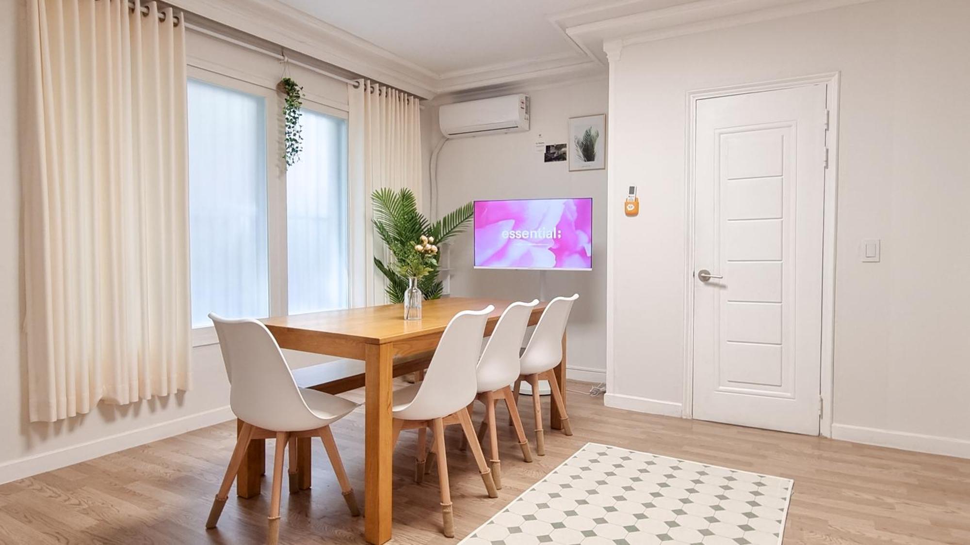 July & August, Hongdae, 3min To Hapjeong Stn, 7 Guests *