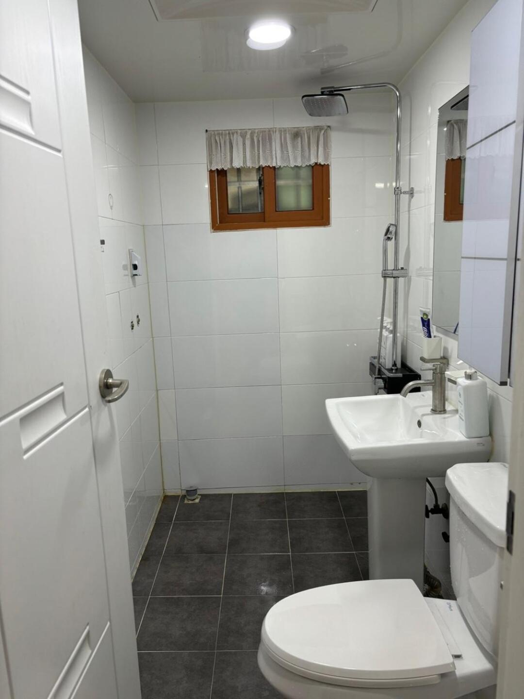 5 Minutes From Isoo Station, 3 Rooms, 4 Beds, 10 Minutes From Gangnam Station Seul