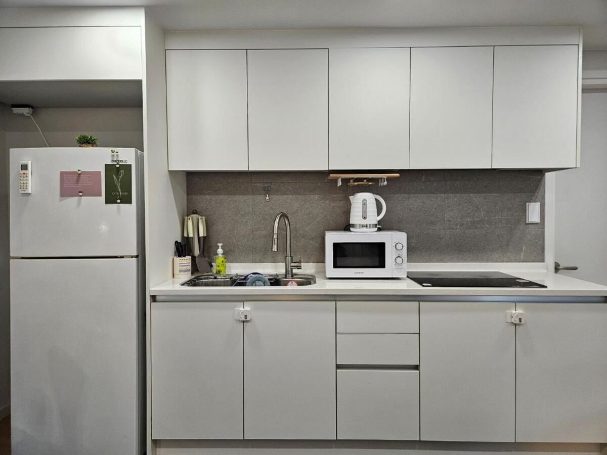 # For 10 People # Free Parking # Three # 5 Queen Beds # 6 Minutes By Subway # 8 Minutes By Airport Bus # 1 Minute By Convenience Store # Ott # Olleh Modeling Villa *