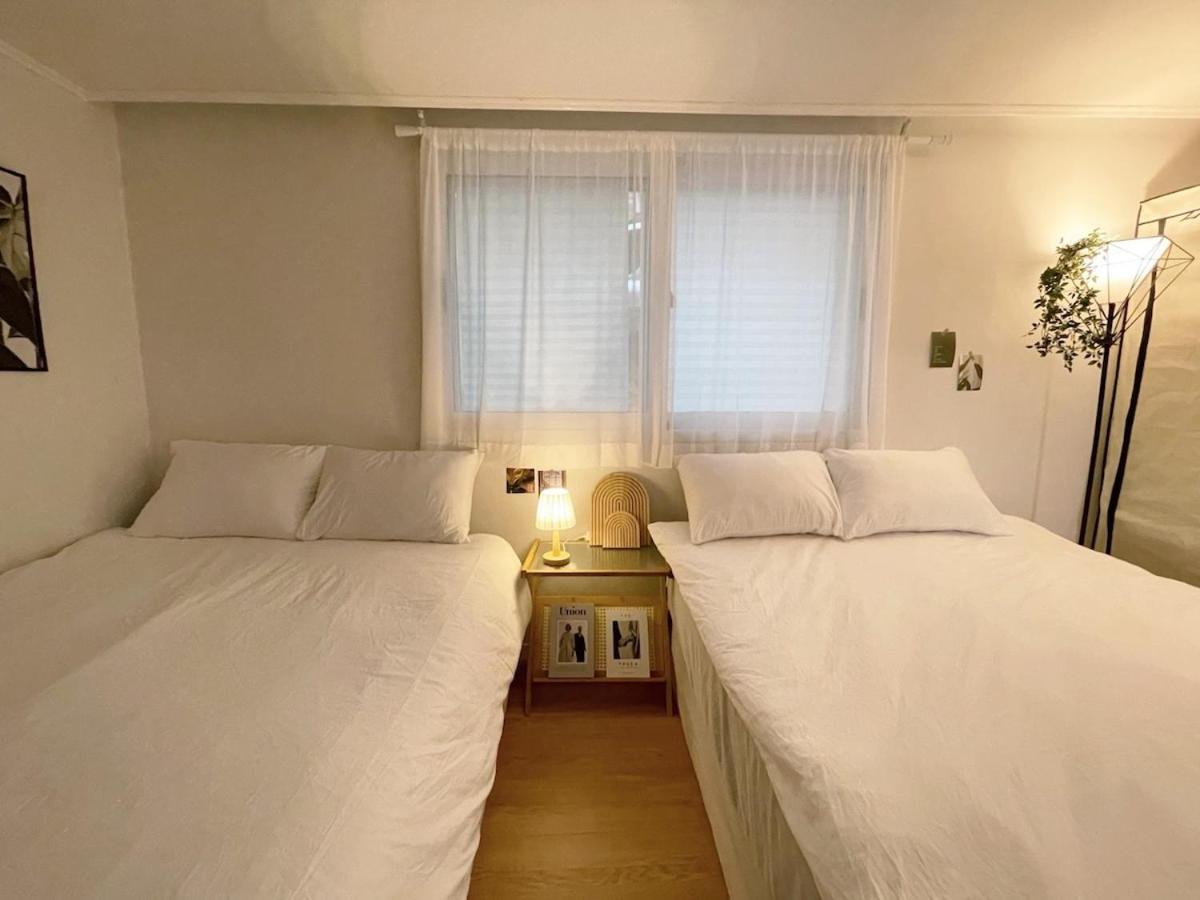 Vila # For 10 People # Free Parking # Three # 5 Queen Beds # 6 Minutes By Subway # 8 Minutes By Airport Bus # 1 Minute By Convenience Store # Ott # Olleh Modeling Seoul