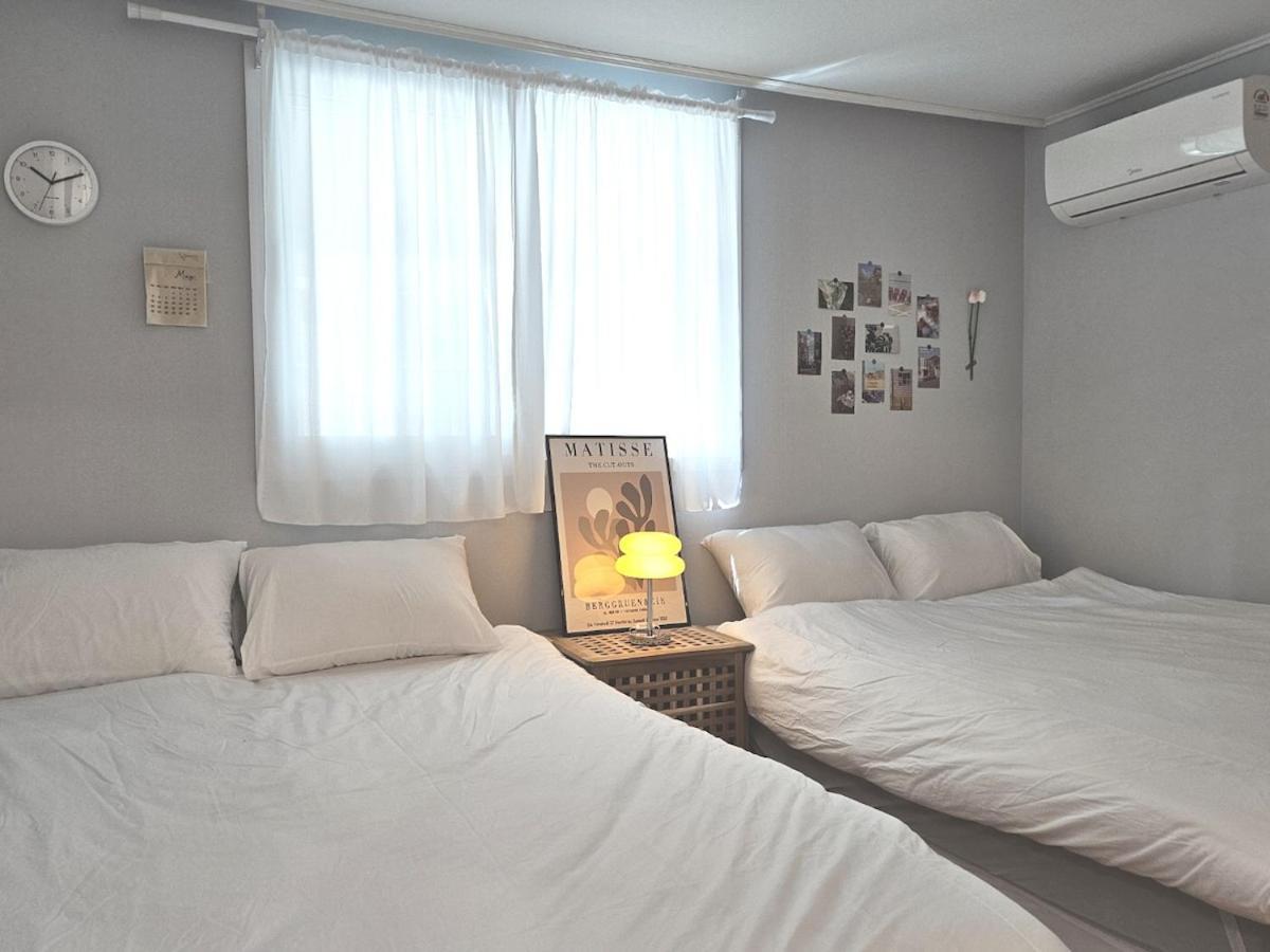 # For 10 People # Free Parking # Three # 5 Queen Beds # 6 Minutes By Subway # 8 Minutes By Airport Bus # 1 Minute By Convenience Store # Ott # Olleh Modeling Vila