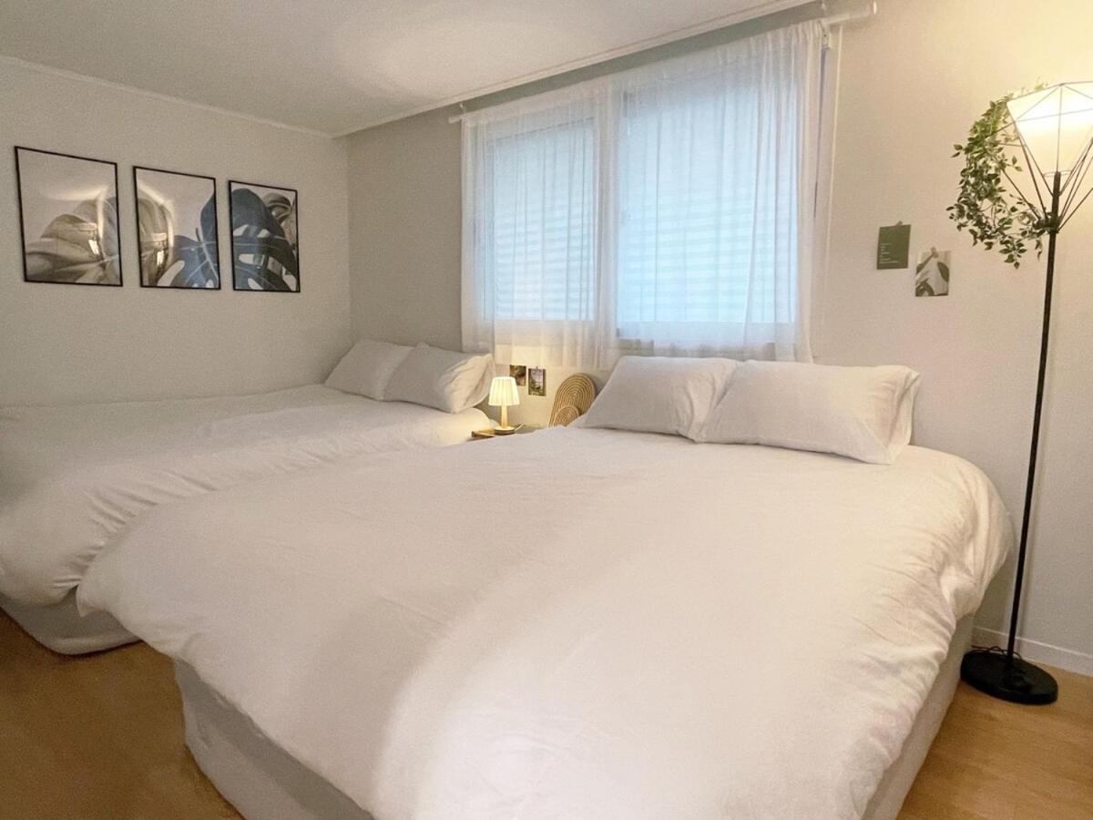 # For 10 People # Free Parking # Three # 5 Queen Beds # 6 Minutes By Subway # 8 Minutes By Airport Bus # 1 Minute By Convenience Store # Ott # Olleh Modeling Villa *