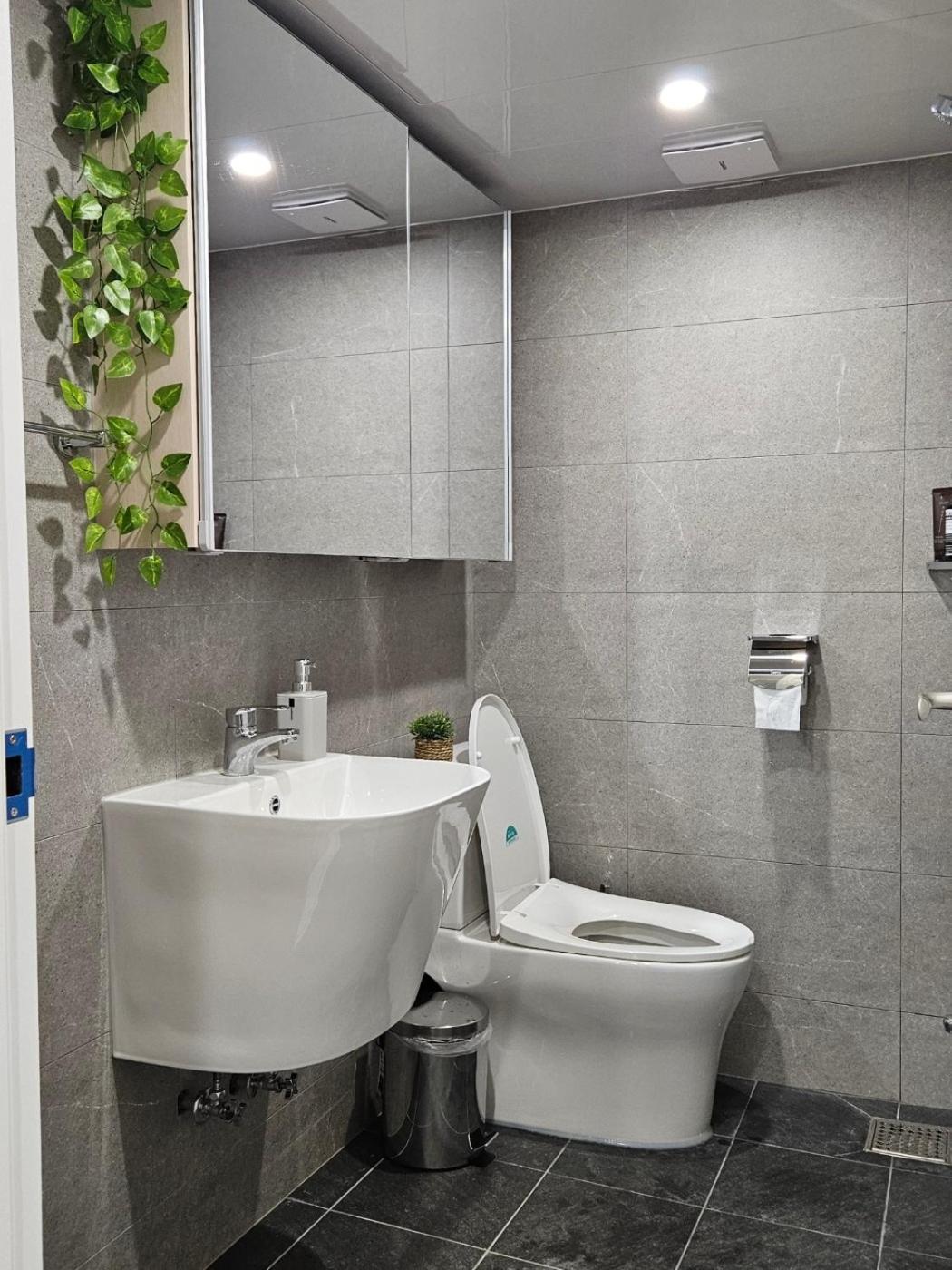 # For 10 People # Free Parking # Three # 5 Queen Beds # 6 Minutes By Subway # 8 Minutes By Airport Bus # 1 Minute By Convenience Store # Ott # Olleh Modeling *