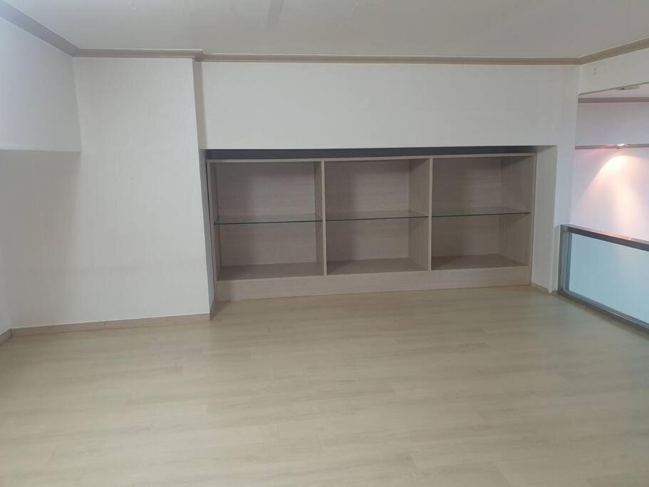 Apartment Located 10 Meters From Sungshin Women's Station, 10 Minutes To Myeongdong By Subway, Accommodates Up To 3 People, 3 Bus Stops To National Hospital And Korea Hospital