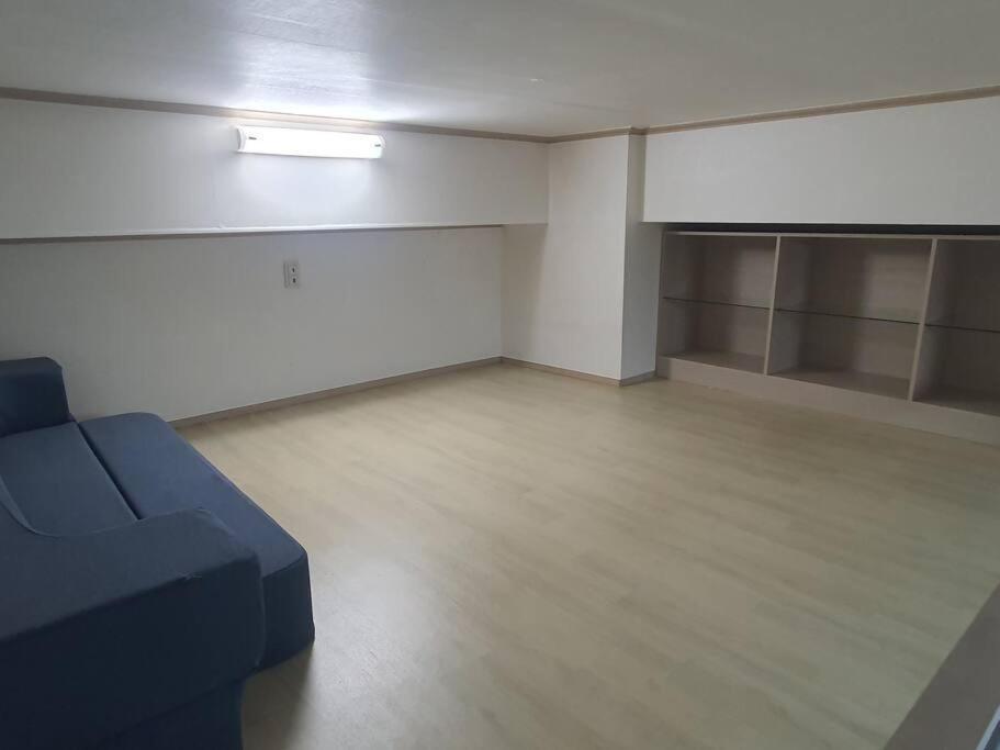 Apartment Located 10 Meters From Sungshin Women's Station, 10 Minutes To Myeongdong By Subway, Accommodates Up To 3 People, 3 Bus Stops To National Hospital And Korea Hospital Seoul