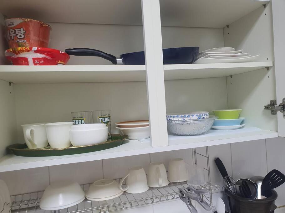 Located 10 Meters From Sungshin Women's Station, 10 Minutes To Myeongdong By Subway, Accommodates Up To 3 People, 3 Bus Stops To National Hospital And Korea Hospital * Seoul