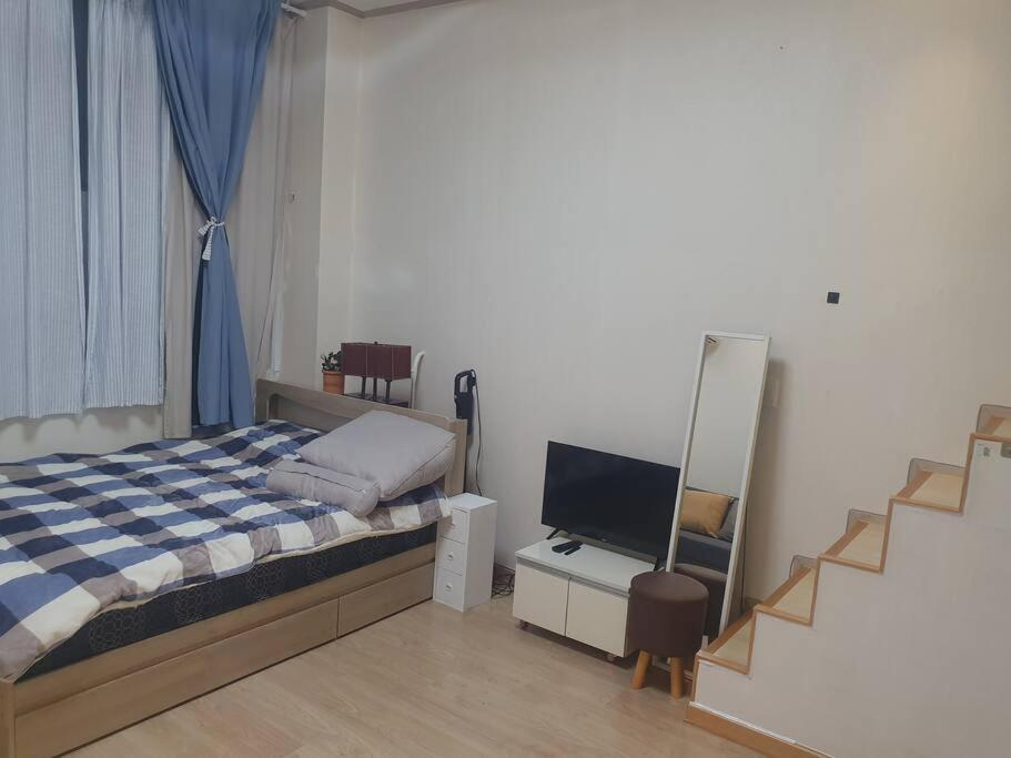Located 10 Meters From Sungshin Women's Station, 10 Minutes To Myeongdong By Subway, Accommodates Up To 3 People, 3 Bus Stops To National Hospital And Korea Hospital *