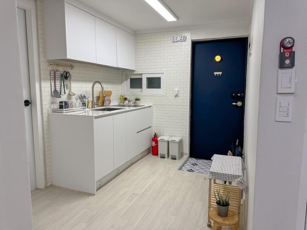 Itaewon Station 10 Minutes,gyeongnidan-gil,itaewon World Food Street,beam Projector,netflix Wifi Seul