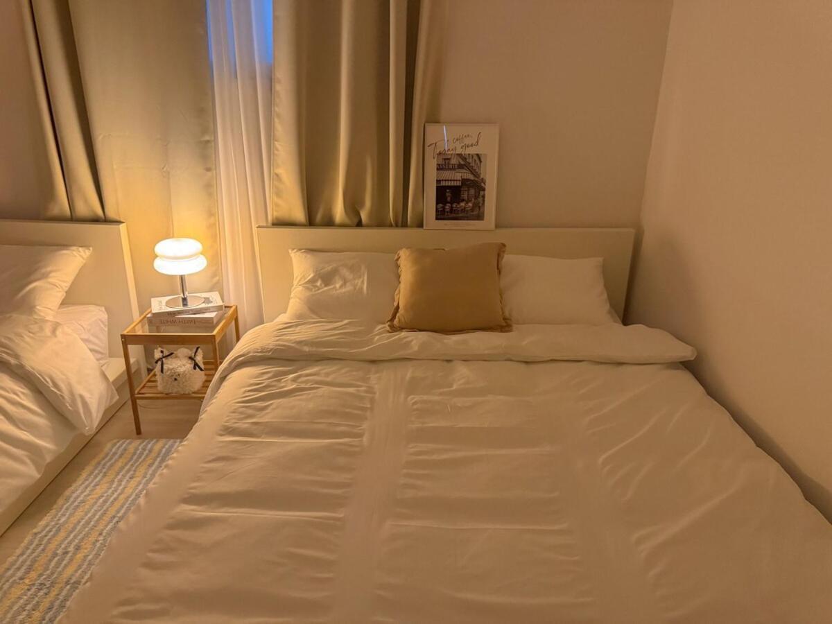 Itaewon Station 10 Minutes,gyeongnidan-gil,itaewon World Food Street,beam Projector,netflix Wifi Seul