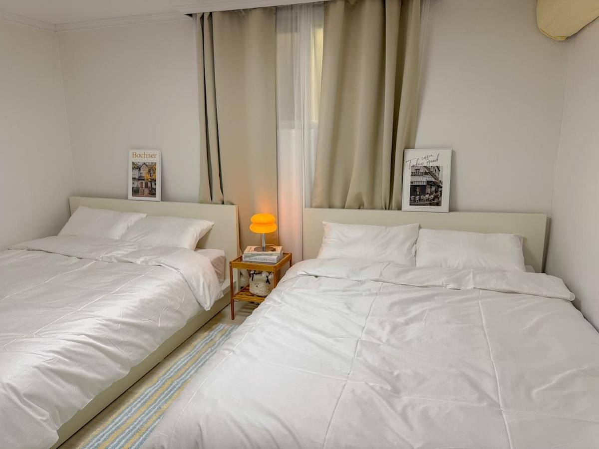 Itaewon Station 10 Minutes,gyeongnidan-gil,itaewon World Food Street,beam Projector,netflix Wifi Seul