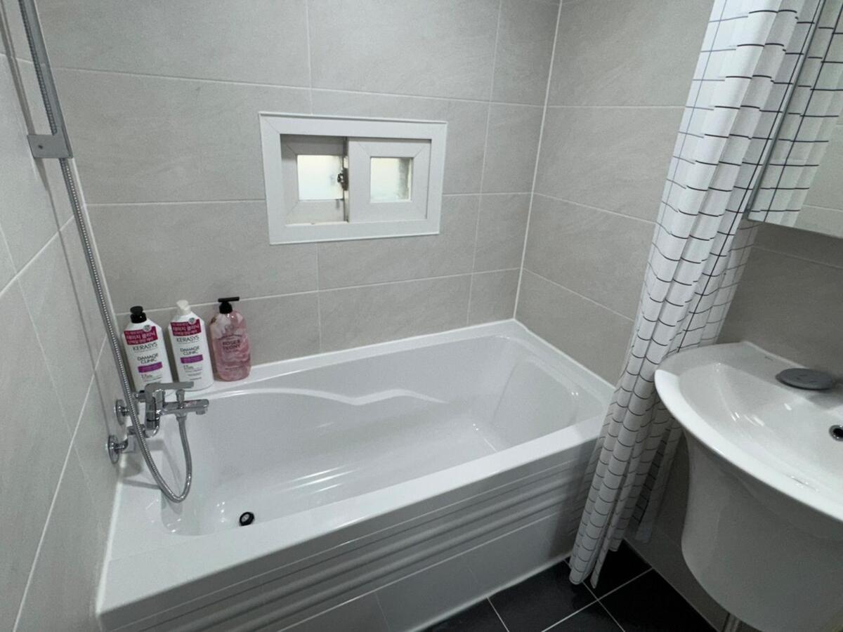 Itaewon Station 10 Minutes,gyeongnidan-gil,itaewon World Food Street,beam Projector,netflix Wifi Pousada *