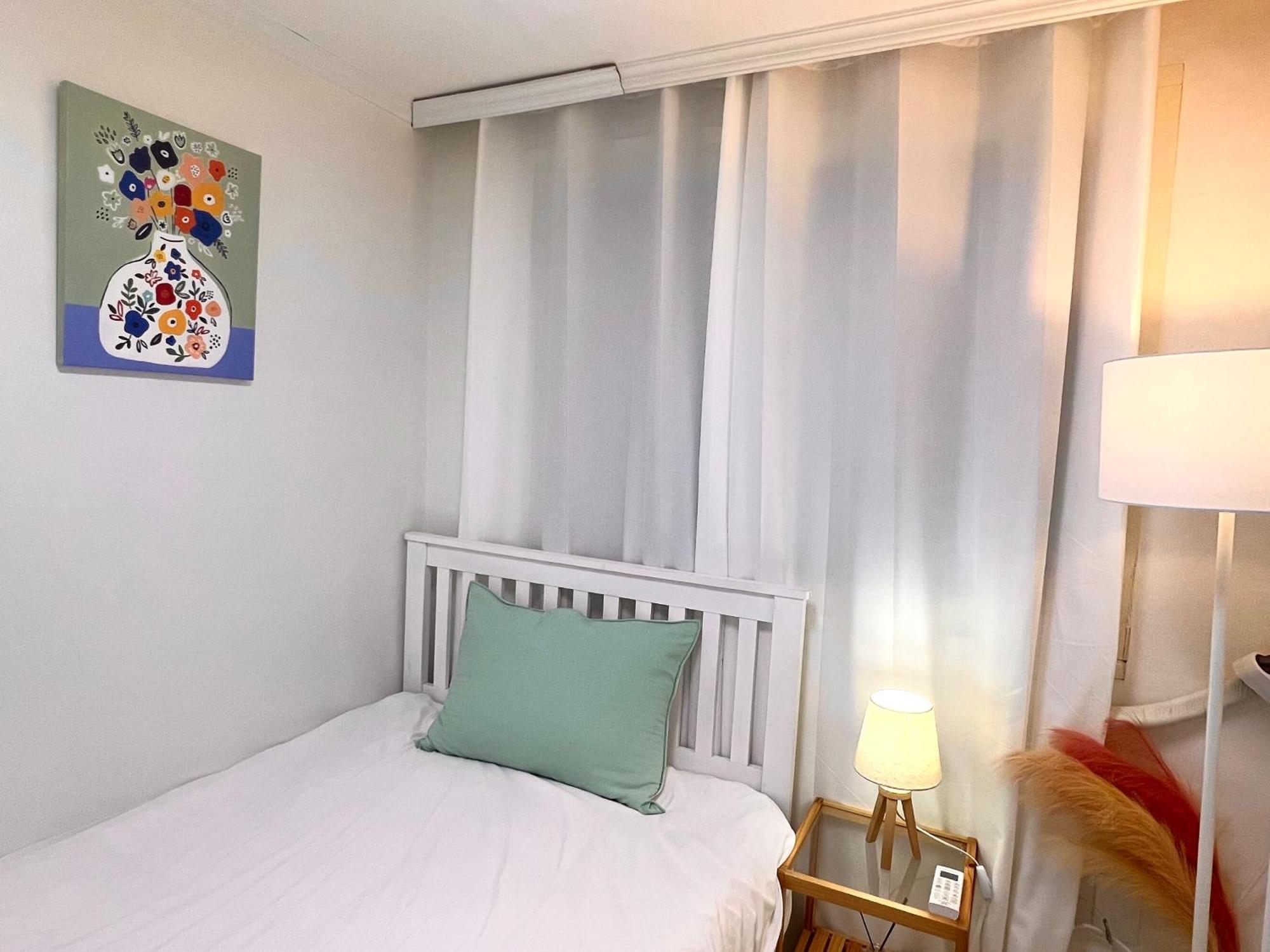 Hongdae Oyo Stay, Free Luggage Keeping, Hongdae Station Line And Airport Train *