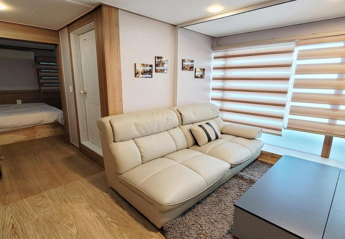 Apartment J Honor