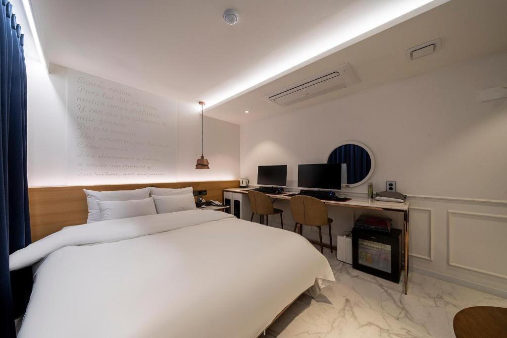 Jongro Hotel Laboum