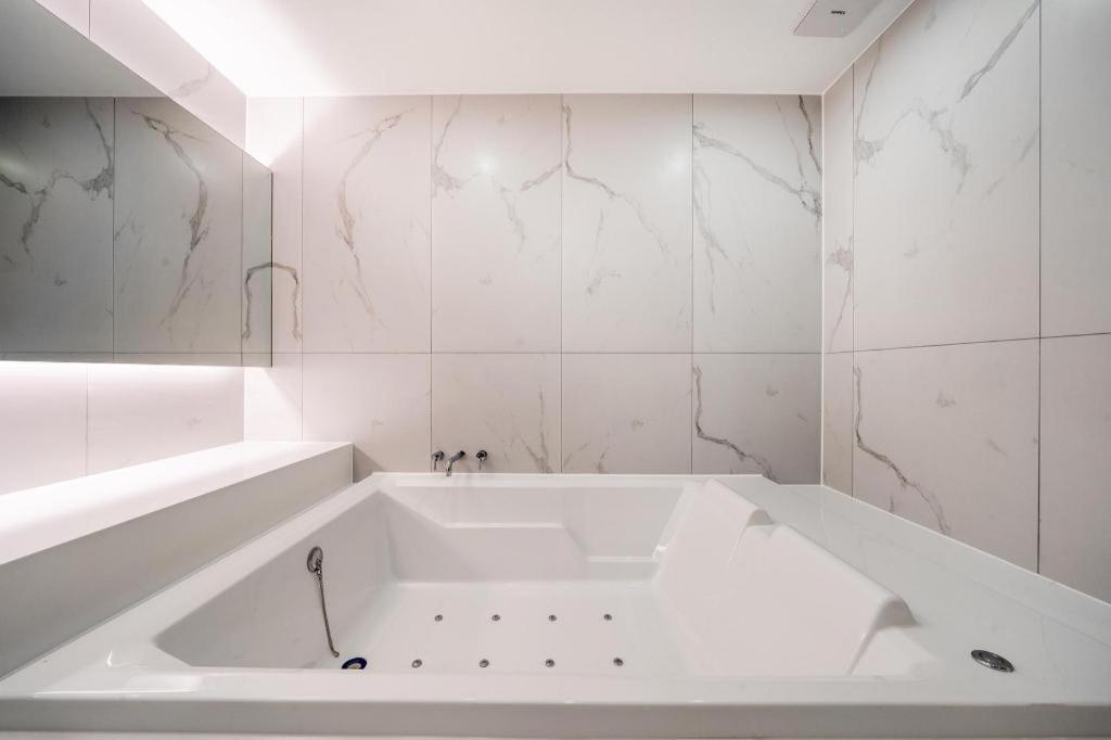 Jongro Hotel Laboum