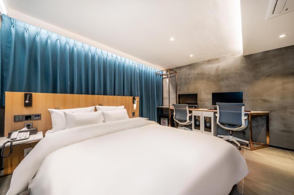 Jongro Hotel Laboum 2*